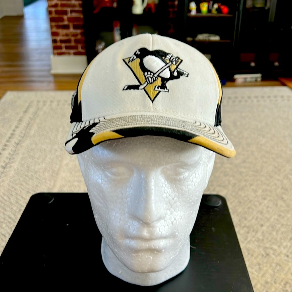 Pittsburgh Penguins fitted Stanley Cup logo ball cap